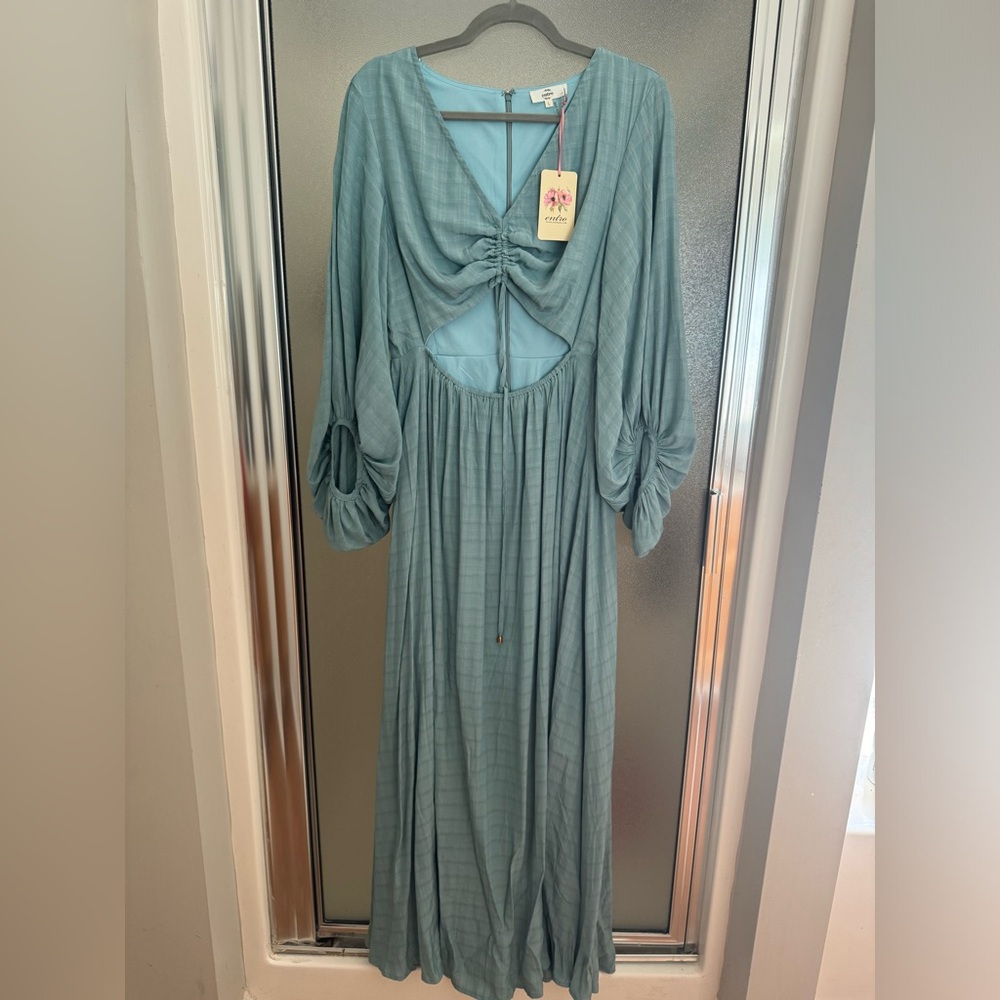 Beautiful long balloon sleeve dress with key hole detail at bust. - Picture 1 of 3
